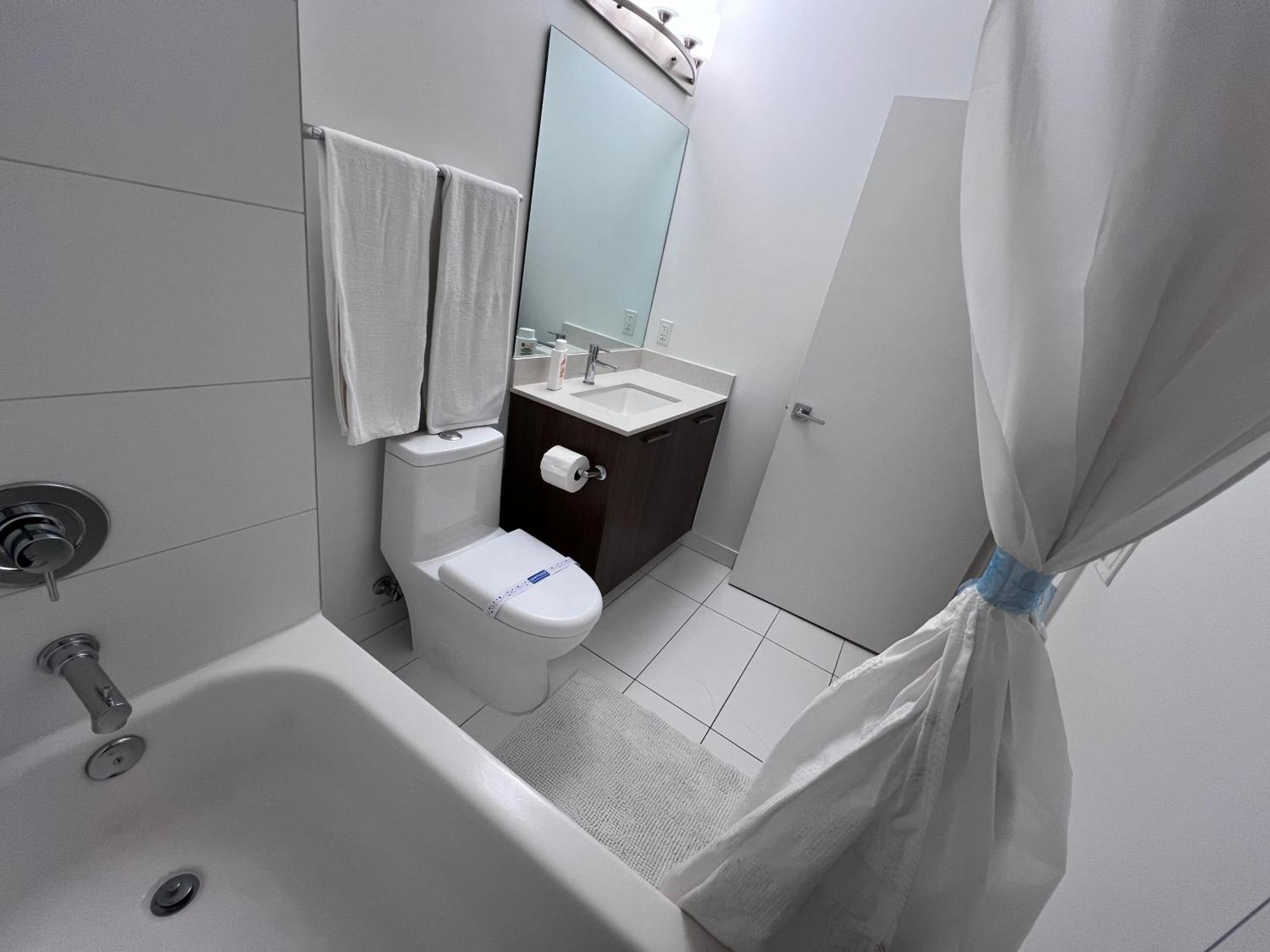 Master Bed Room In Calle Ocho Miami Exteriör bild